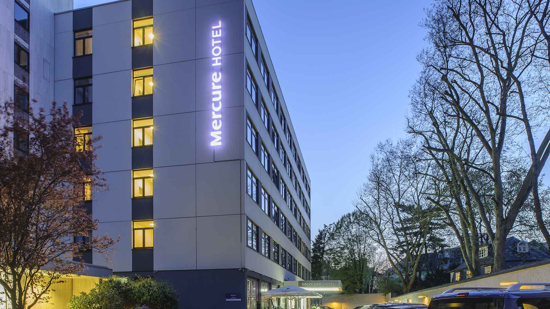 Mercure Hotel Cologne Belfortstrasse · exterior at night